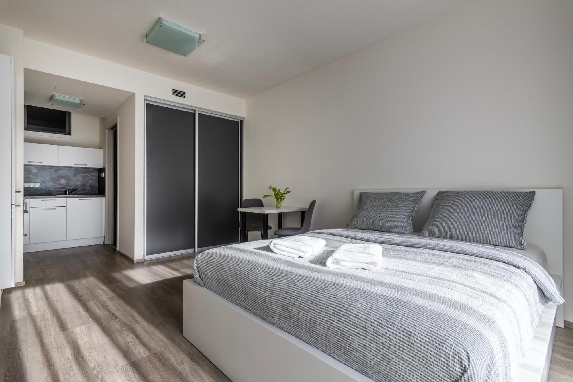 12 Min Centrum, 200mb Wifi, Onsite Supermarket Apartment Prague
