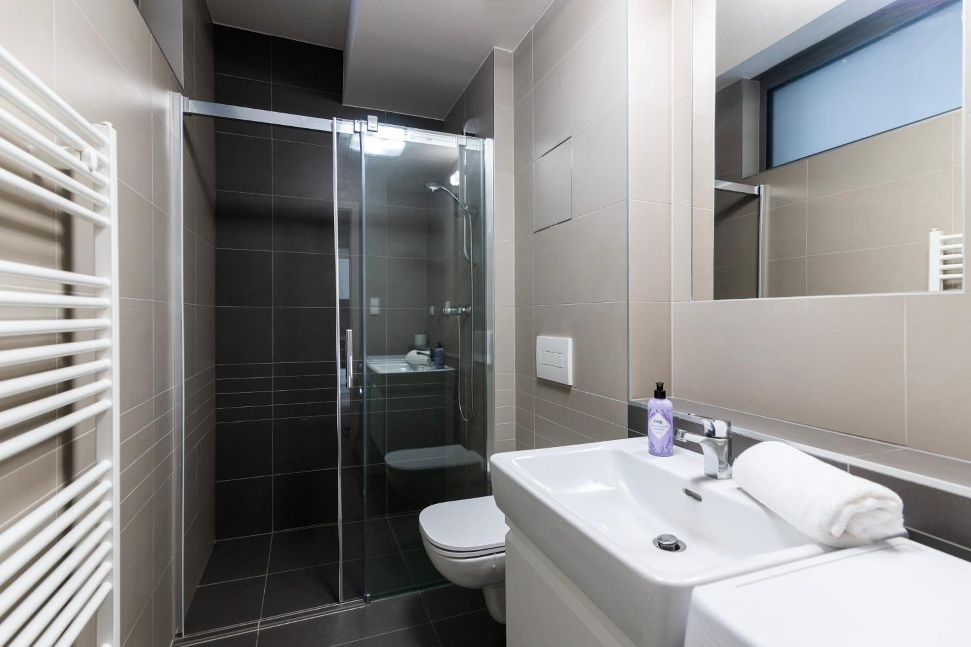 Apartment 12 Min Centrum, 200mb Wifi, Onsite Supermarket Prague