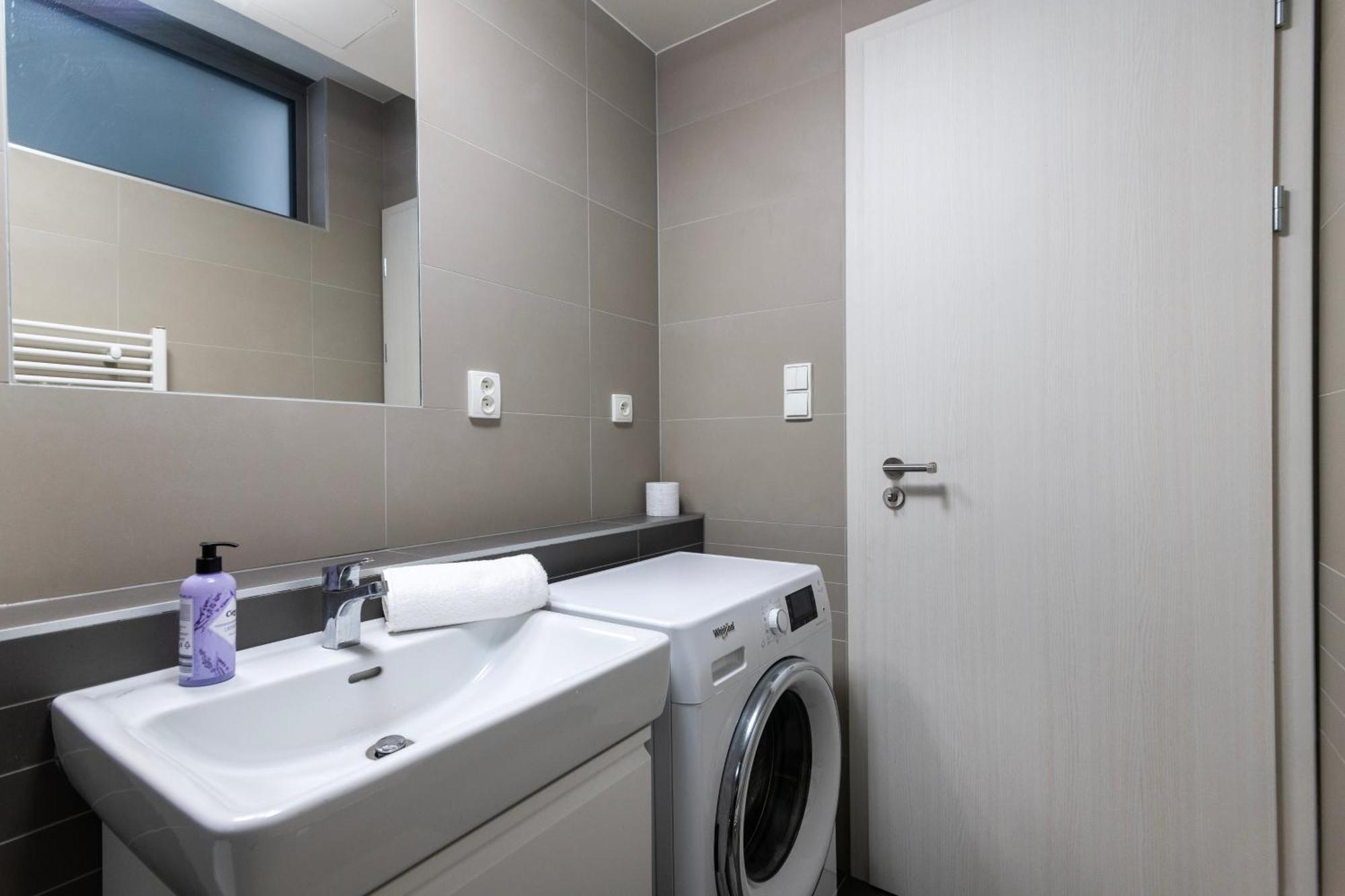 12 Min Centrum, 200mb Wifi, Onsite Supermarket Apartamento